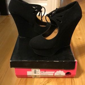 Black wedges